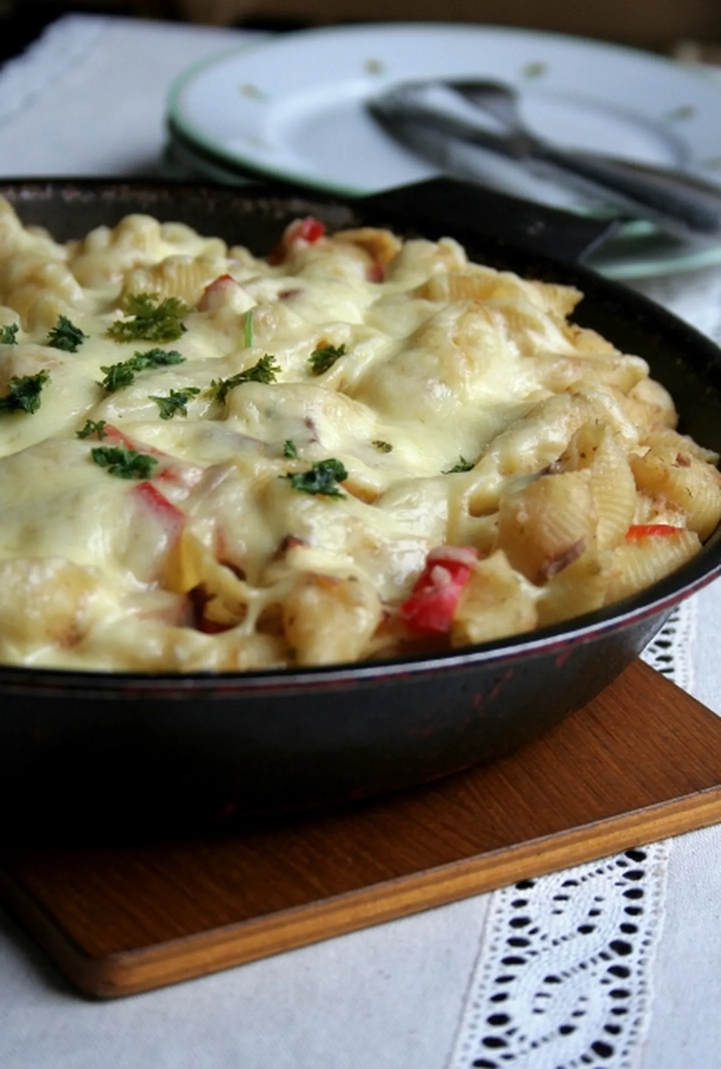 Ahjupasta toorjuustu ja tuunikalaga.