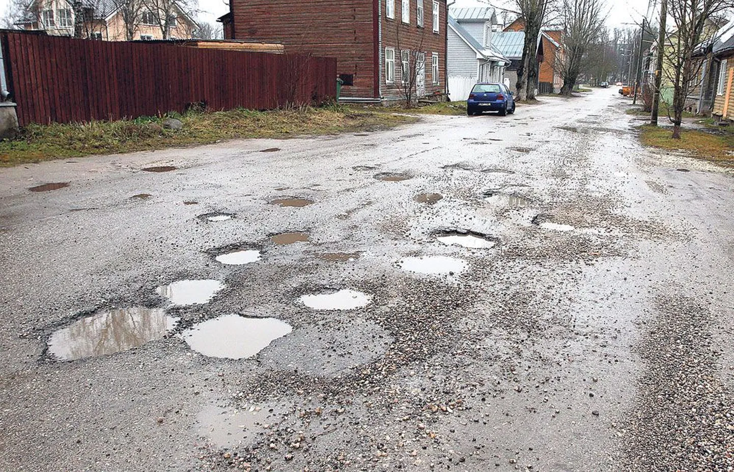 2009. aastal tolmuvaba pindamiskatte saanud Kartuli tänavat on tulnud linnal lappida igal aastal.