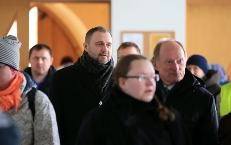 Õpetaja Ants Tooming Suure Reede ristikäigul Tartus.