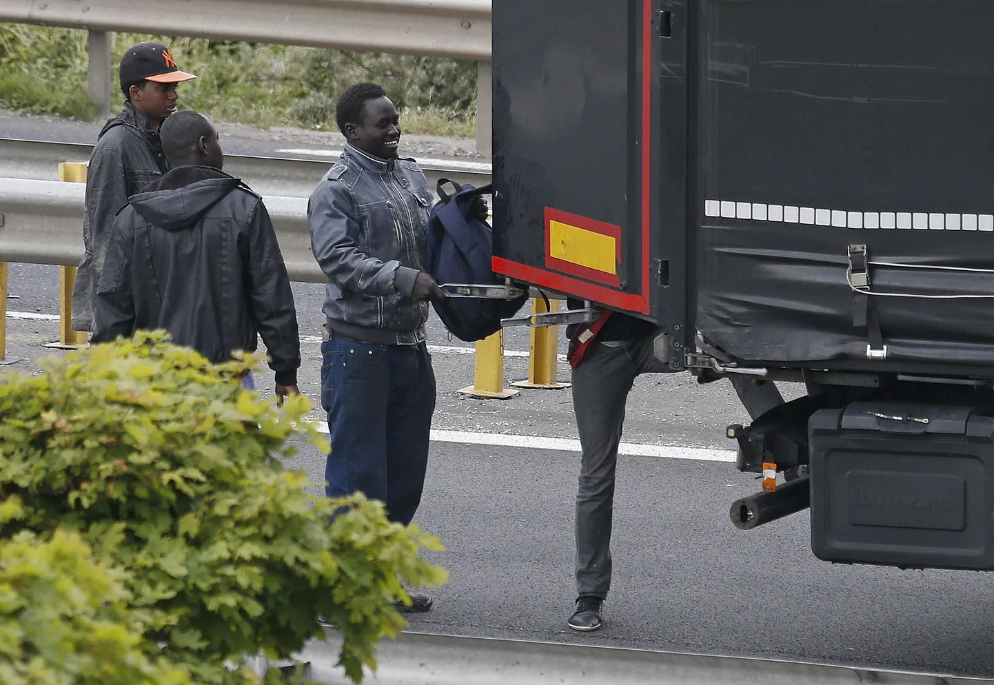 Migrandid ronivad veoautosse, mis peaks neid läbi Eurotunneli Suurbritanniasse viima.