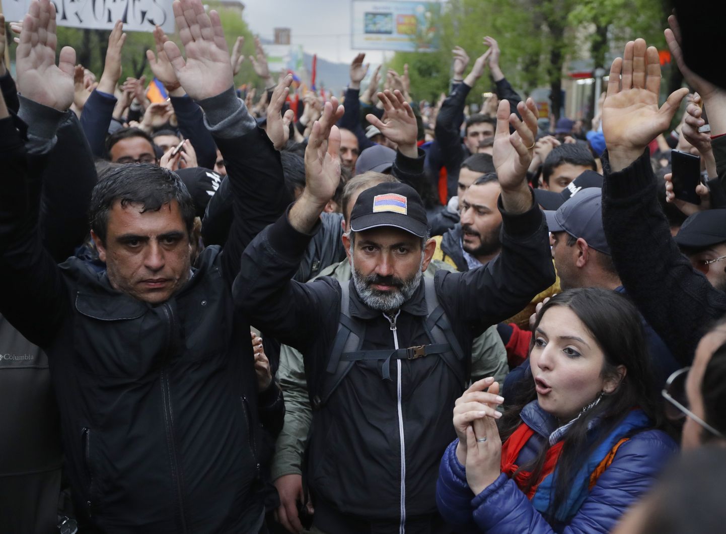 Armeenia opositsiooniliider Nikol Pašinjan oma toetajate keskel kogunemisel Vanadzori linnas laupäeval.