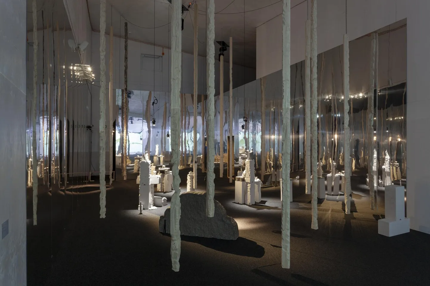 Hanna Samoson, «Külluse aed». Installatsioon. Marmor, puit, 2023.