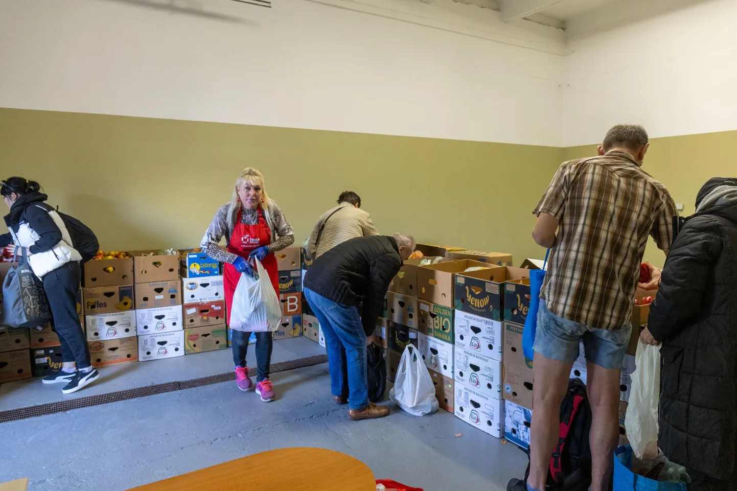 Tartu toidupank kolis Peetri tänavalt Kastani tänavale, kus endise partneri asemel jagab nüüd toitu toidupank ise. Täna said abivajajad ise valida, mida Bambona annetatud kaubast koju viia soovivad.