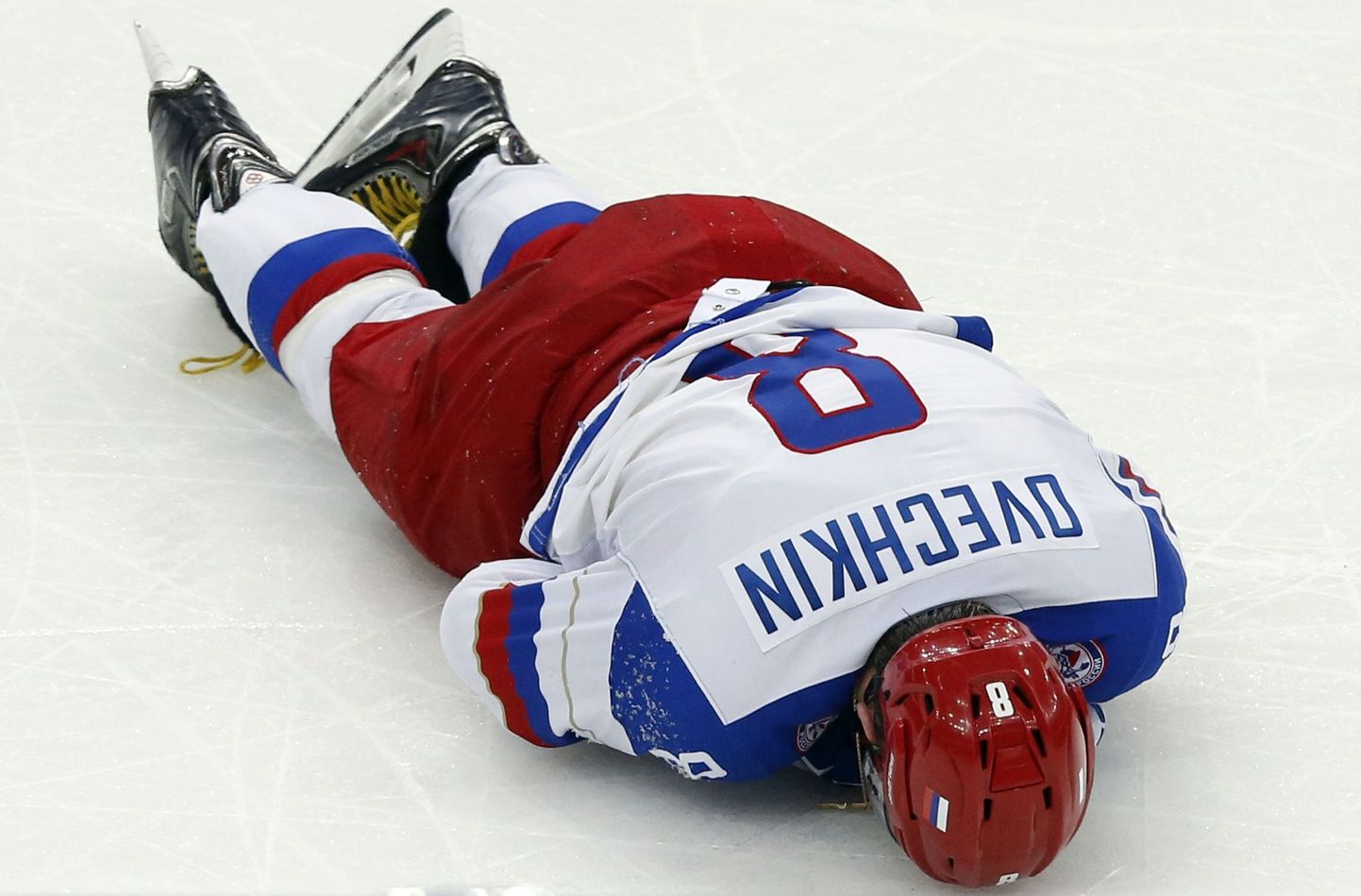 Aleksandr Ovetškin sai kokkupõrke järel vigastada.