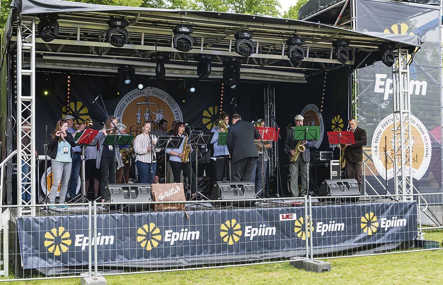 Valdadele ostetud lava kerkib alatasa Pärnu linnas toimuvatel üritustel. Üks selline on Grillfest, mille korraldusmeeskonnas Hirvela on.