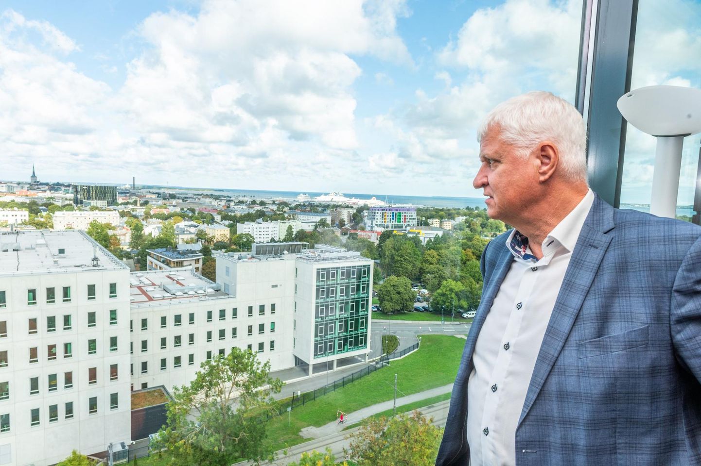 С балкона офиса главы Кассы по безработице Меэлиса Паавела открывается вид на Таллиннский залив и Старый город.