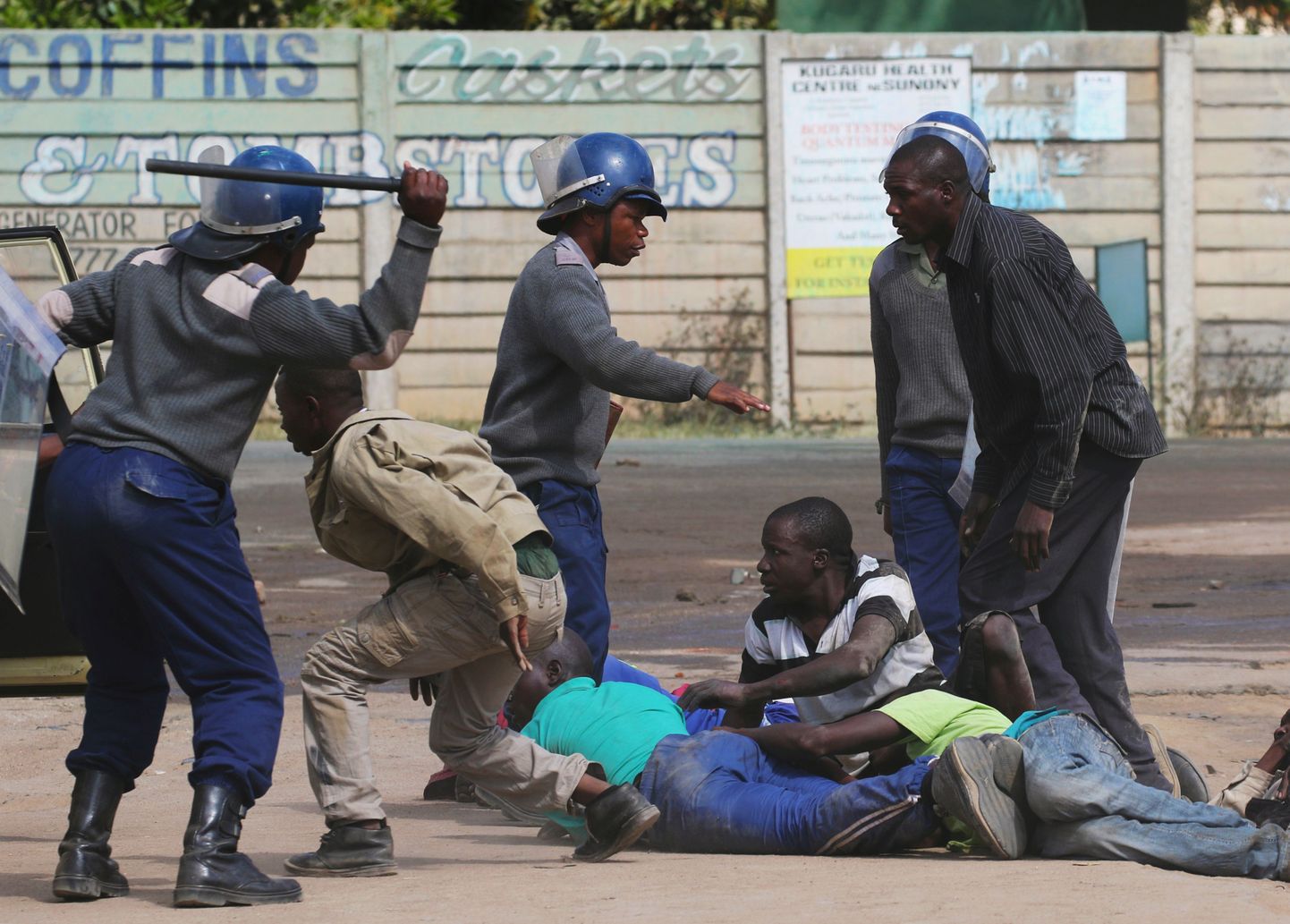 Zimbabwe märulipolitsei surumas maha rahutusi Harare linnas.