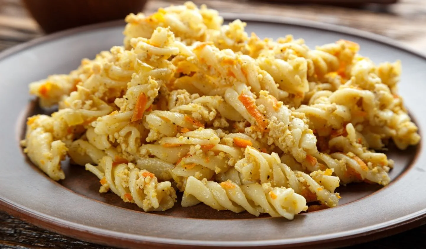 Makaroni ar malto gaļu un burkāniem