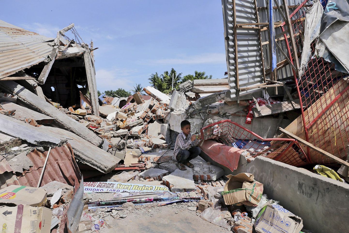 Indoneesiat raputanud maavärinast tekkinud purustused.