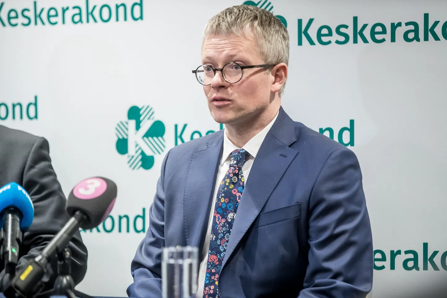 Janek Mäggi pressikonverentsil.