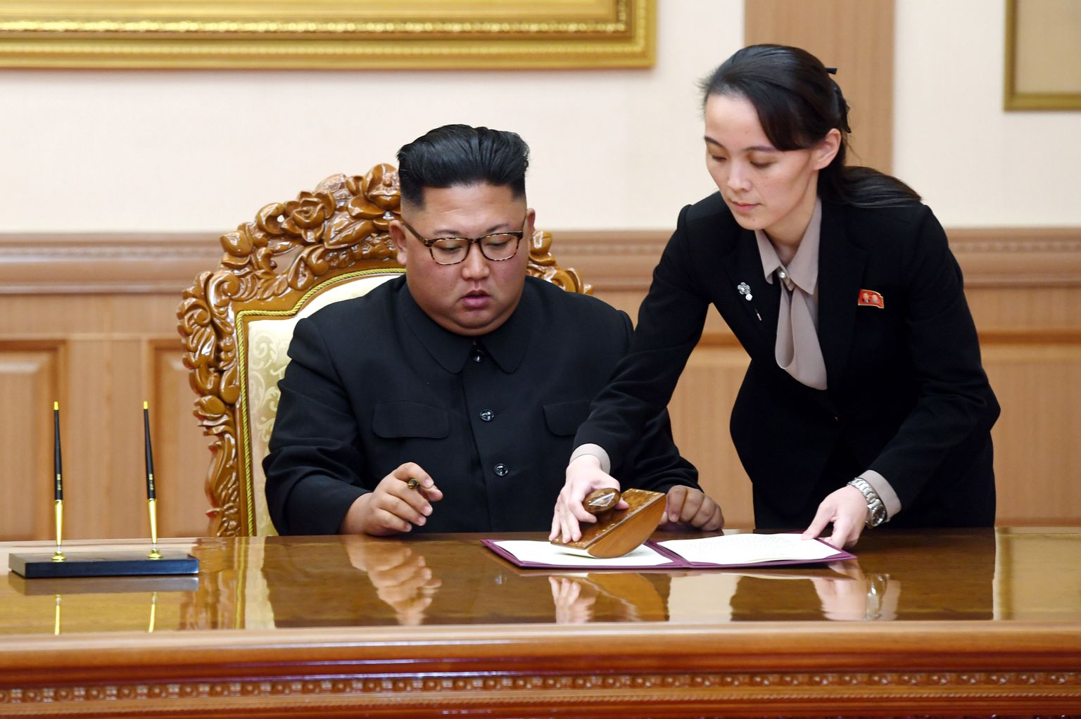 Põhja-Korea juht Kim Jong-un koos õe Kim Yo-jongiga. Kimi õde on viimasel paaril aastal võrdlemisi tugevalt meediapildis olnud ning meedias on spekuleeritud, et temast võiks saada järgmine Põhja-Korea juht.