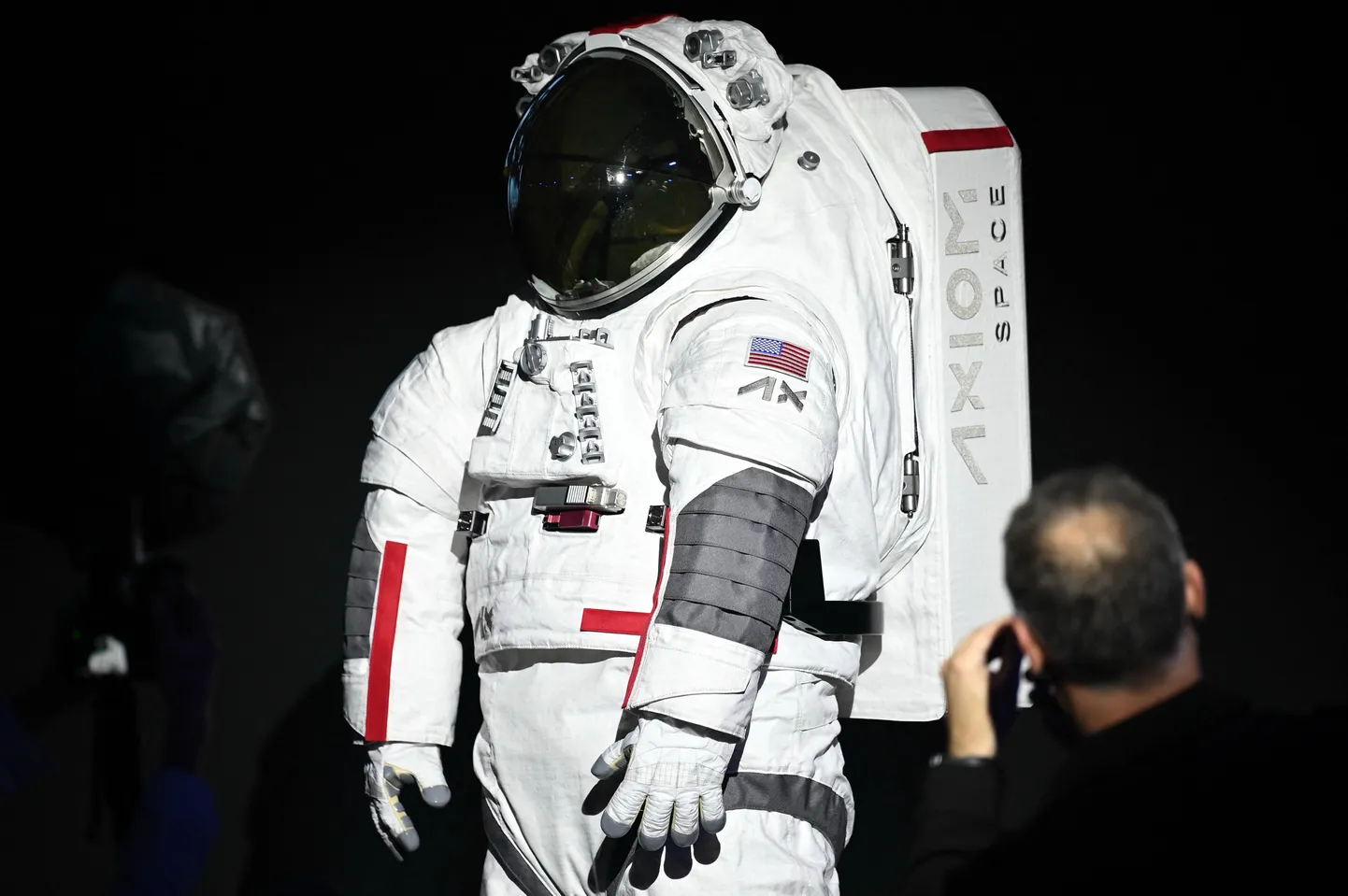 Представленный в Милане в среду скафандр Axiom Extravehicular Mobility Unit (AxEMU) будут носить четыре астронавта миссии NASA Artemis III.