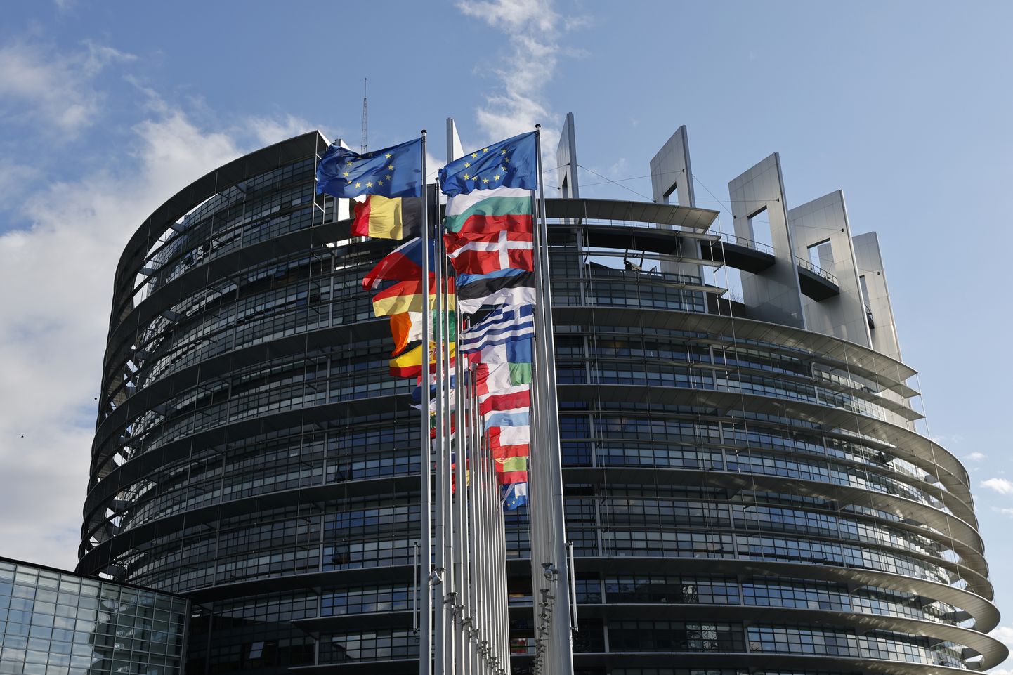 Euroopa Liidu liikmesriikide lipud Euroopa Parlamendi hoone ees Strasbourgis