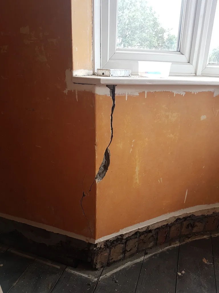 Peidetud, aga tänaseks juba väljapuhastatud praod toaseintes.