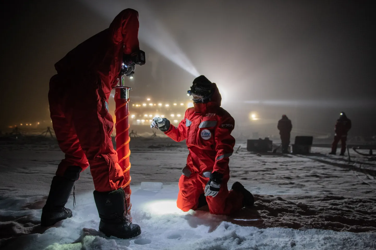 Ekspeditsiooni MOSAIC uurijad tööhoos Põhja-Jäämerel.