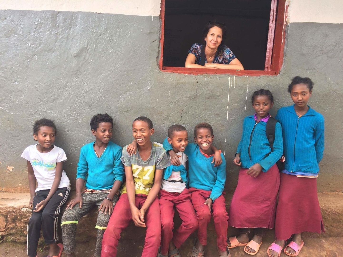 Hillevi Rosen Etioopias Soddo linnas kohalike lastega vahetundi veetmas.