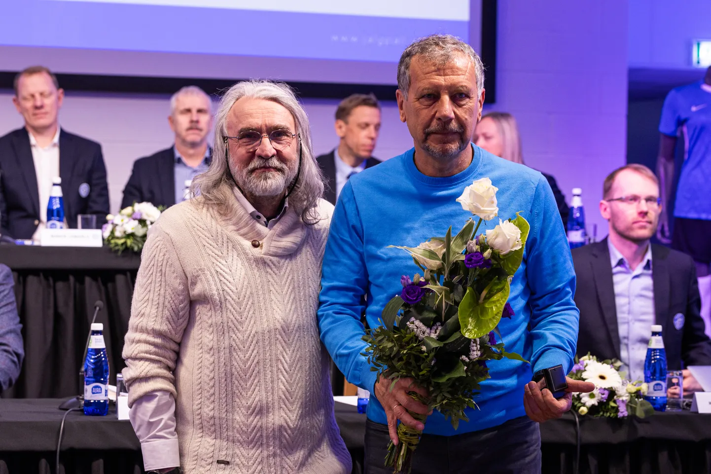 Jalgpalliliidu president Aivar Pohlak ja kuldmärgi pälvinud Viktor Mets.