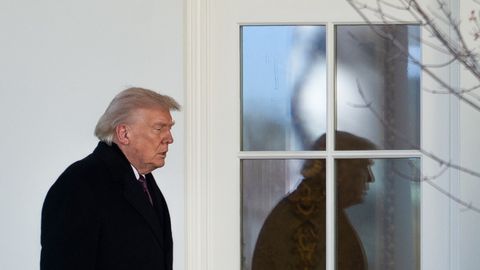 Tramps internetā turpina draudēt Irānai