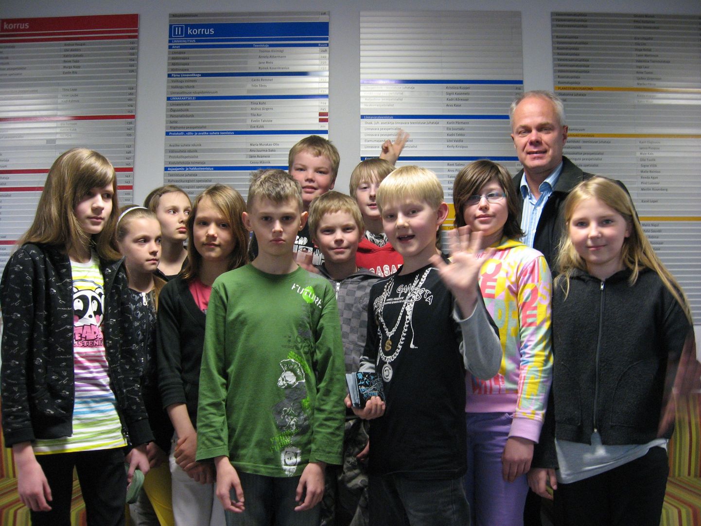 Vabakooli neljanda klassi lapsed rõõmustasid, et linnapea Toomas Kivimägi nendega koos pildile tuli.