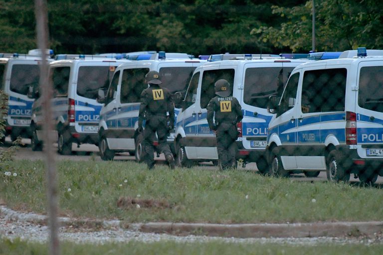 Saksamaa politsei Ellwangeni põgenikekeskuses reidi läbi viimas. 