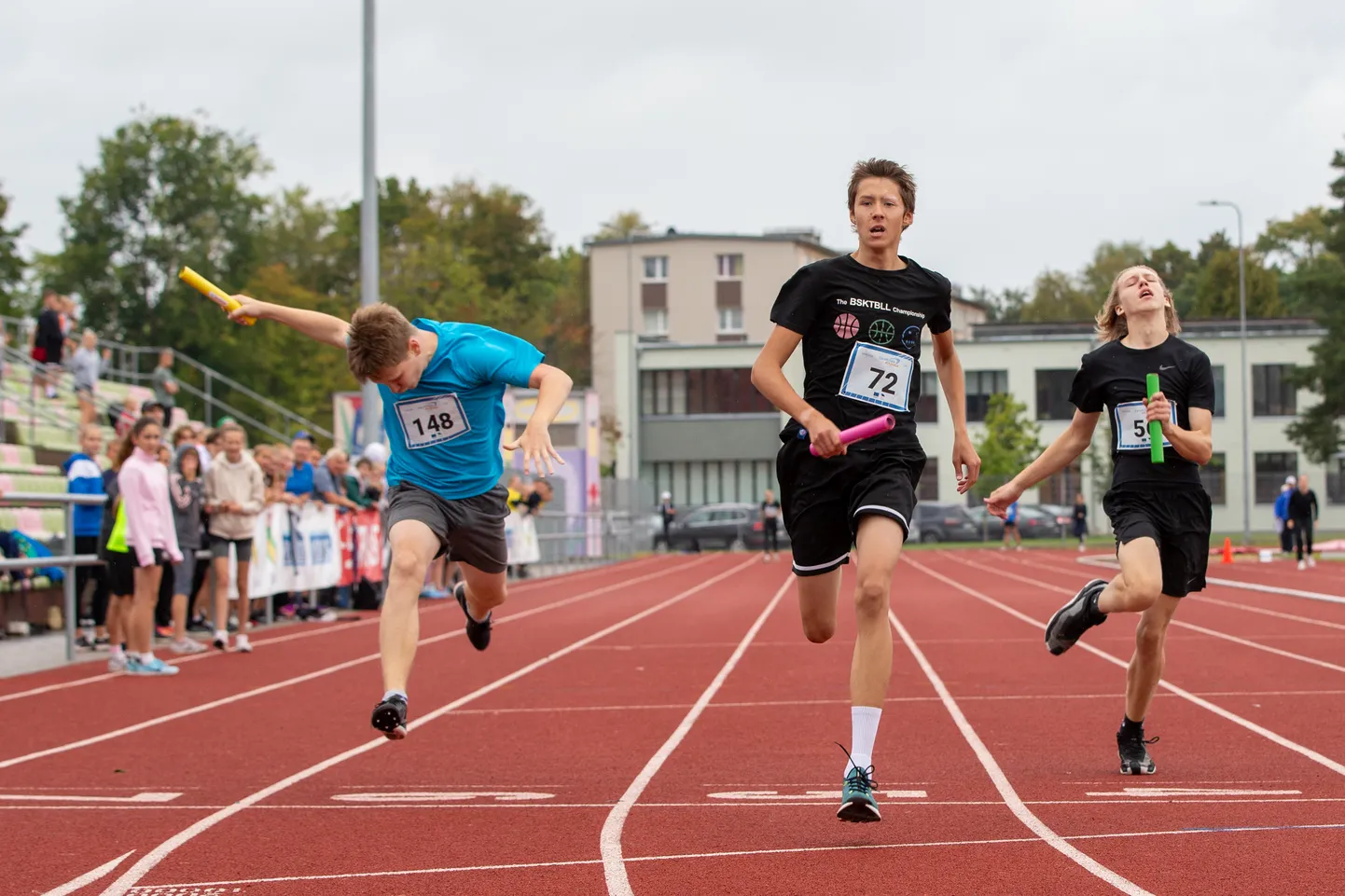 8.-9. klasside 4x100 meetri teatejooksus sai esikoha Illuka kool. Ankrumehena tõi oma kooli võitjana finišisse Ruut Rasmus Surva.