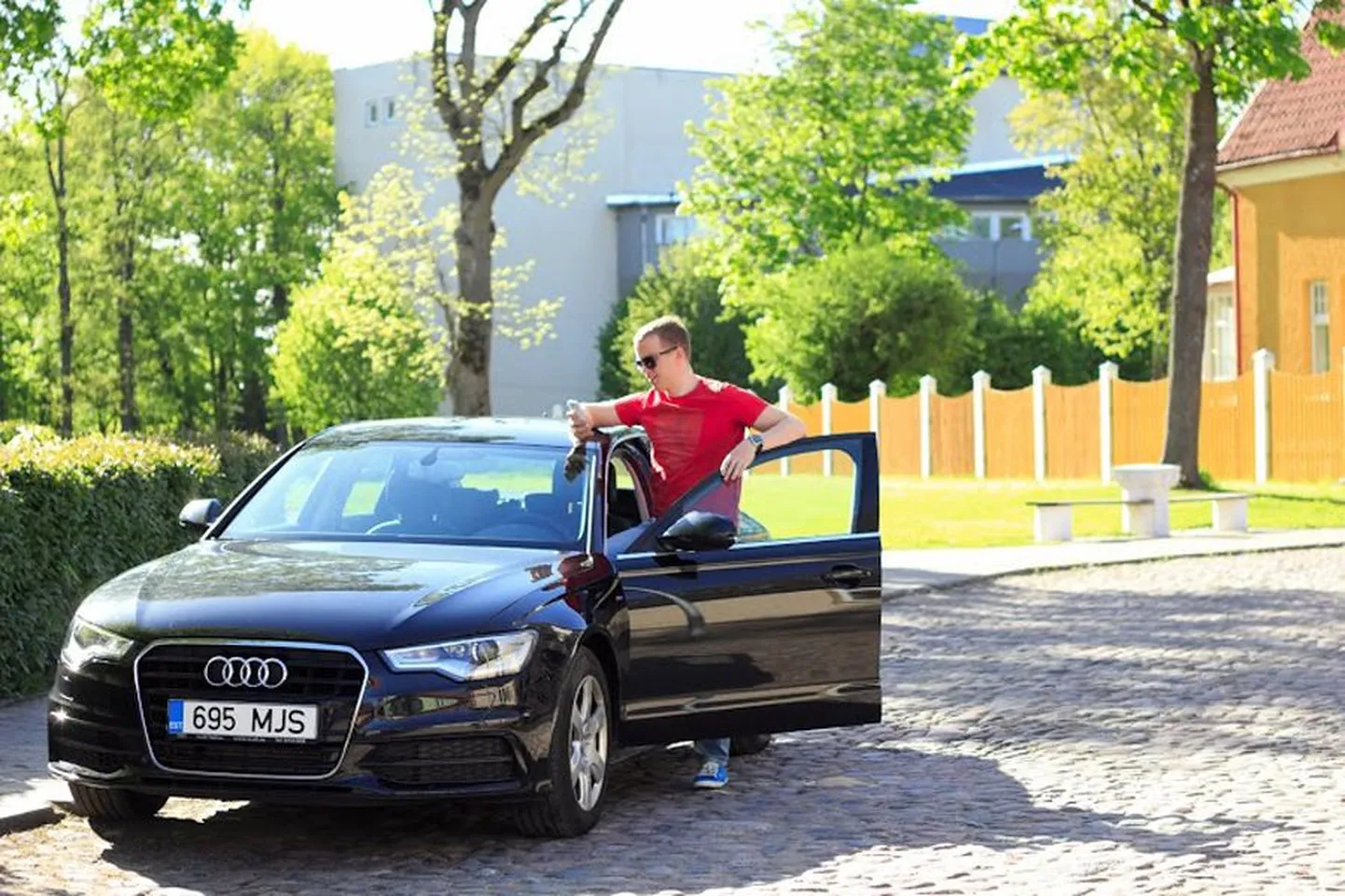 «Eestis sõidab viiekohalises autos keskmiselt 1,3 inimest. Seega on ideaalis võimalik olukorda peaaegu neli korda parandada,» märgib noor ettevõtja Arti Kütt, kes juhib Viljandi idufirmat, mis viib mobiilirakenduse kaudu kokku autojuhid, sõitasoovijad ja pakisaatjad.