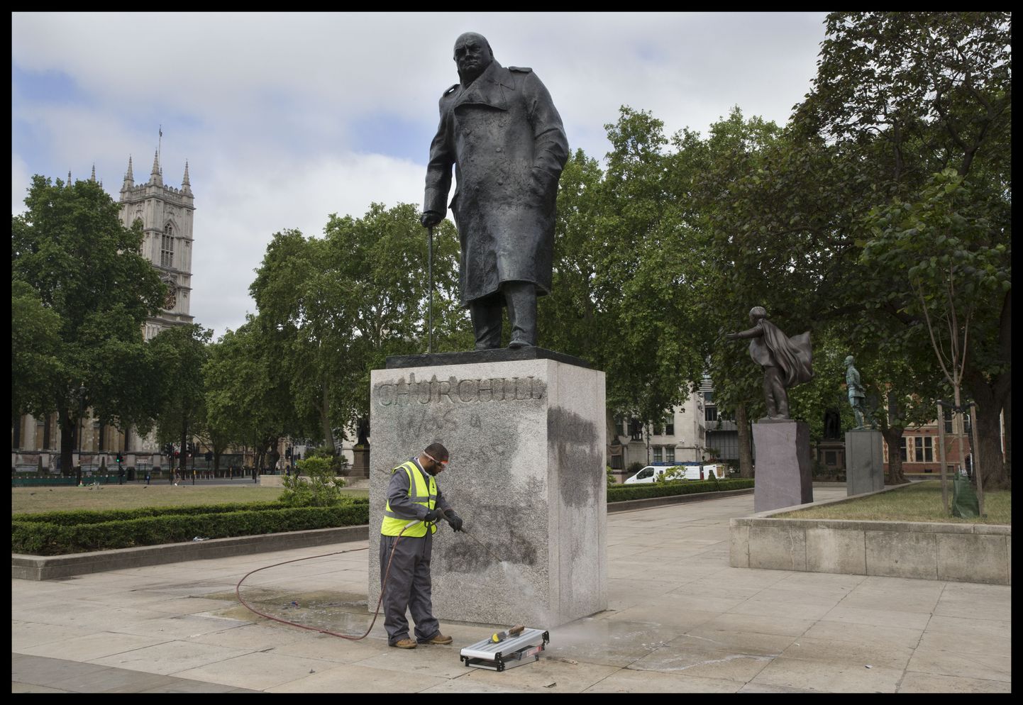 Töötaja puhastab Londoni rassismivastasel meeleavaldusel soditud Winston Churchilli monumenti.