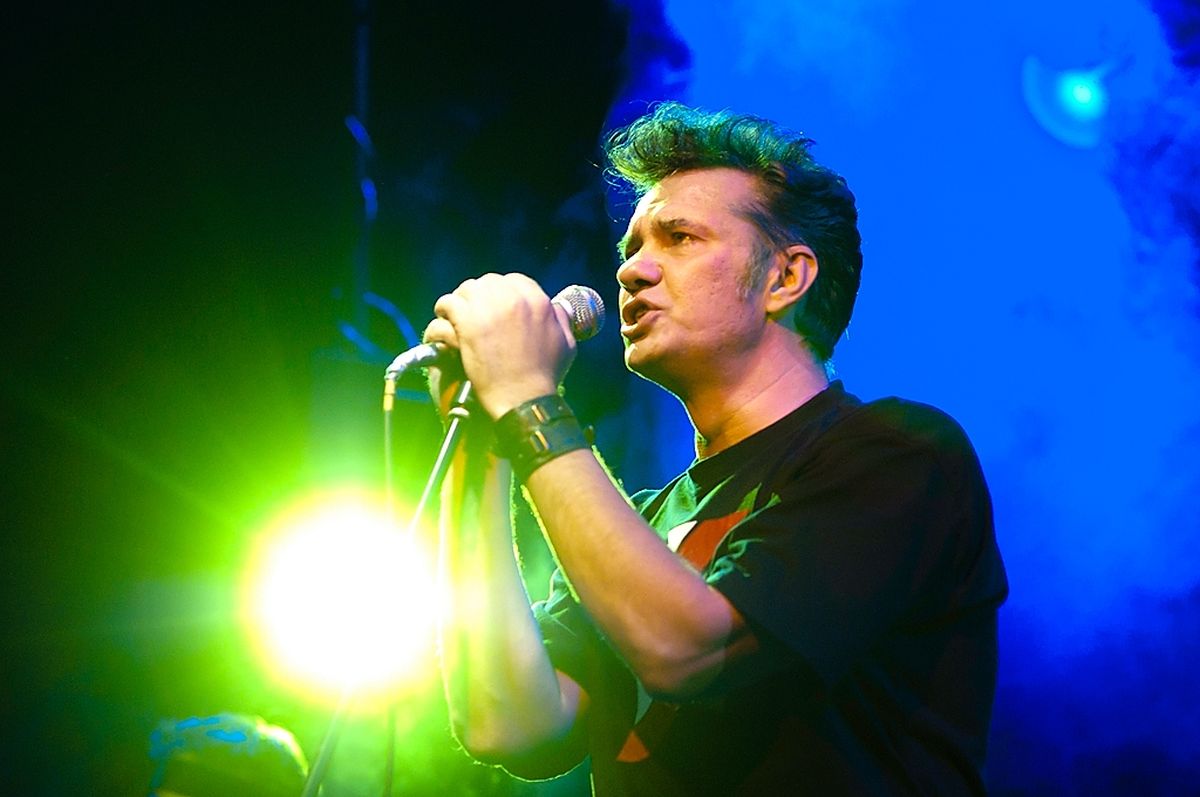 Михаил Борзыкин на сцене во время концерта своей группы "Телевизор".