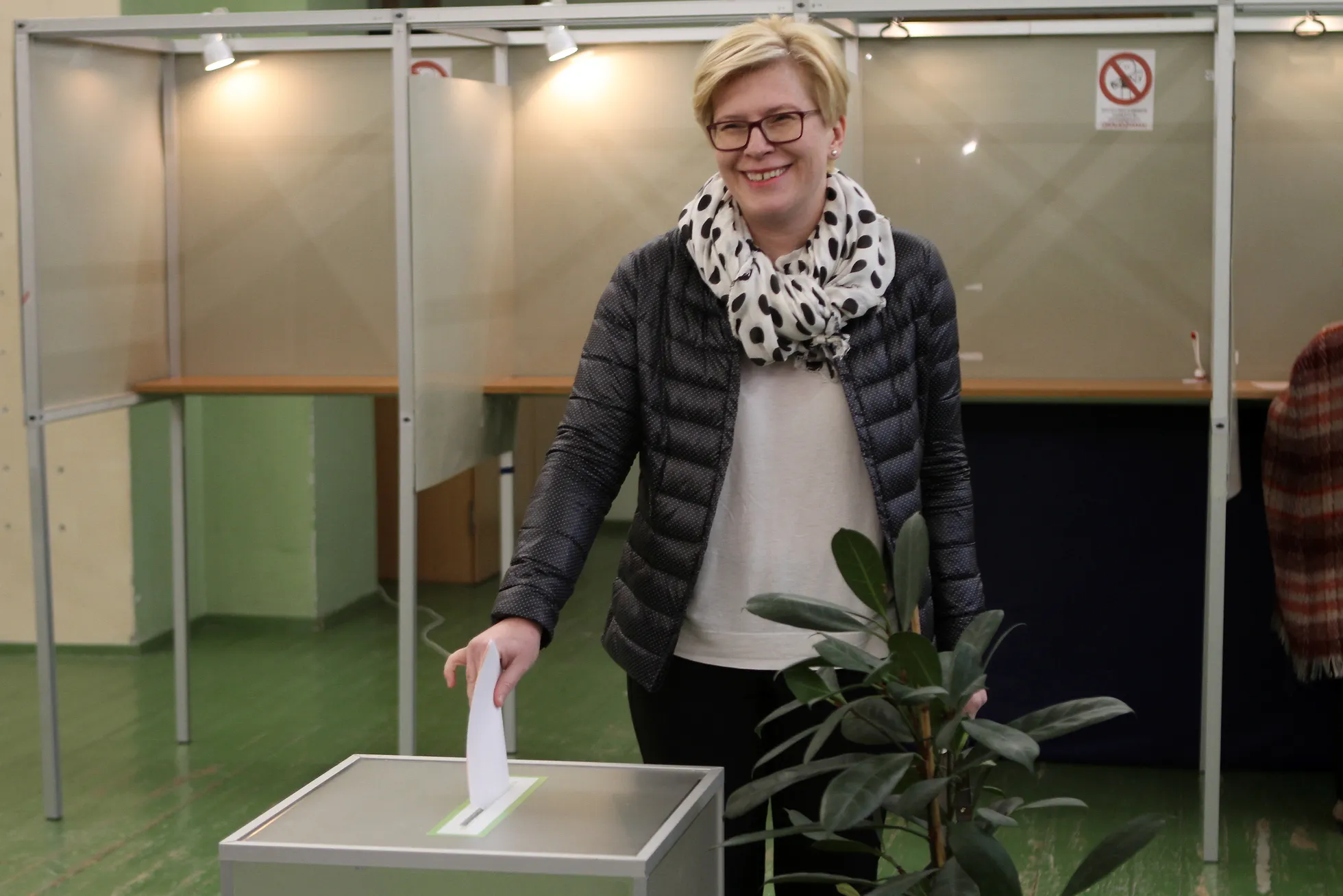 Peaminister Ingrida Šimonytė 2019. aasta presidendivalimistel sõltumatu kandidaadina enda poolt hääletamas. Šimonytė võitis siis napilt esimese vooru, ent jäi teises voorus Gitanas Nausėdale alla. 