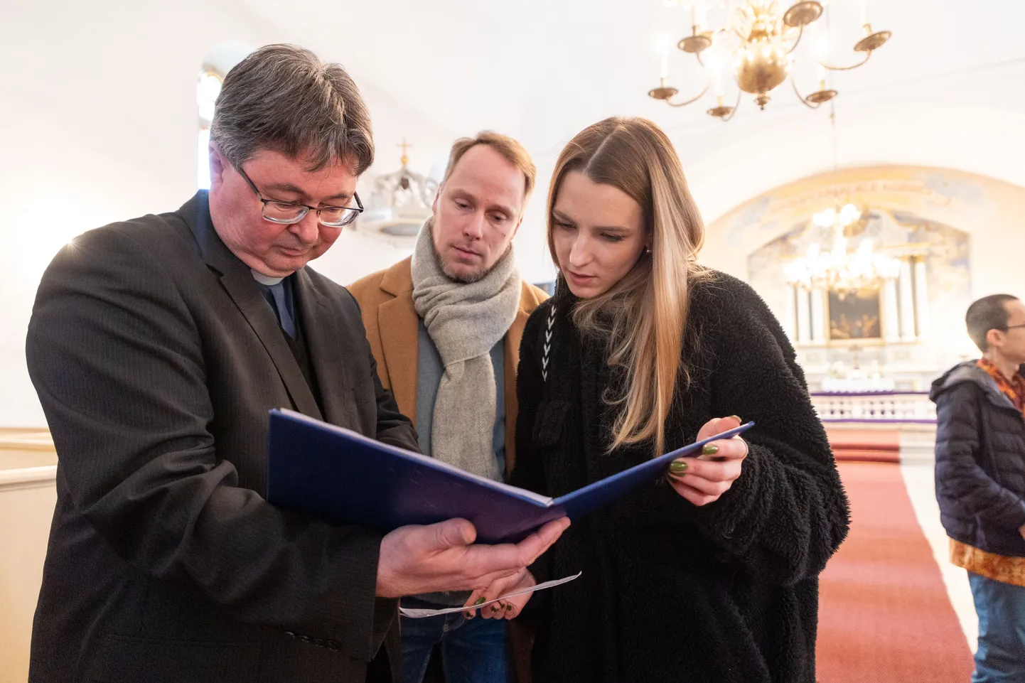 Paide Püha Risti kirikus loeti emakeelepäeva puhul ette eri keeltes meieisapalvet