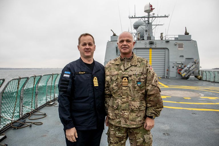 Командующий ВМФ Эстонии Юрис Саска и капитан королевских ВМС Дании Петер Крог.
