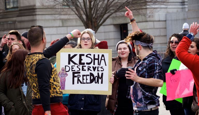 «Kesha on vabaduse ära teeninud». Fännid kohtumaja juures. (Sipa USA)