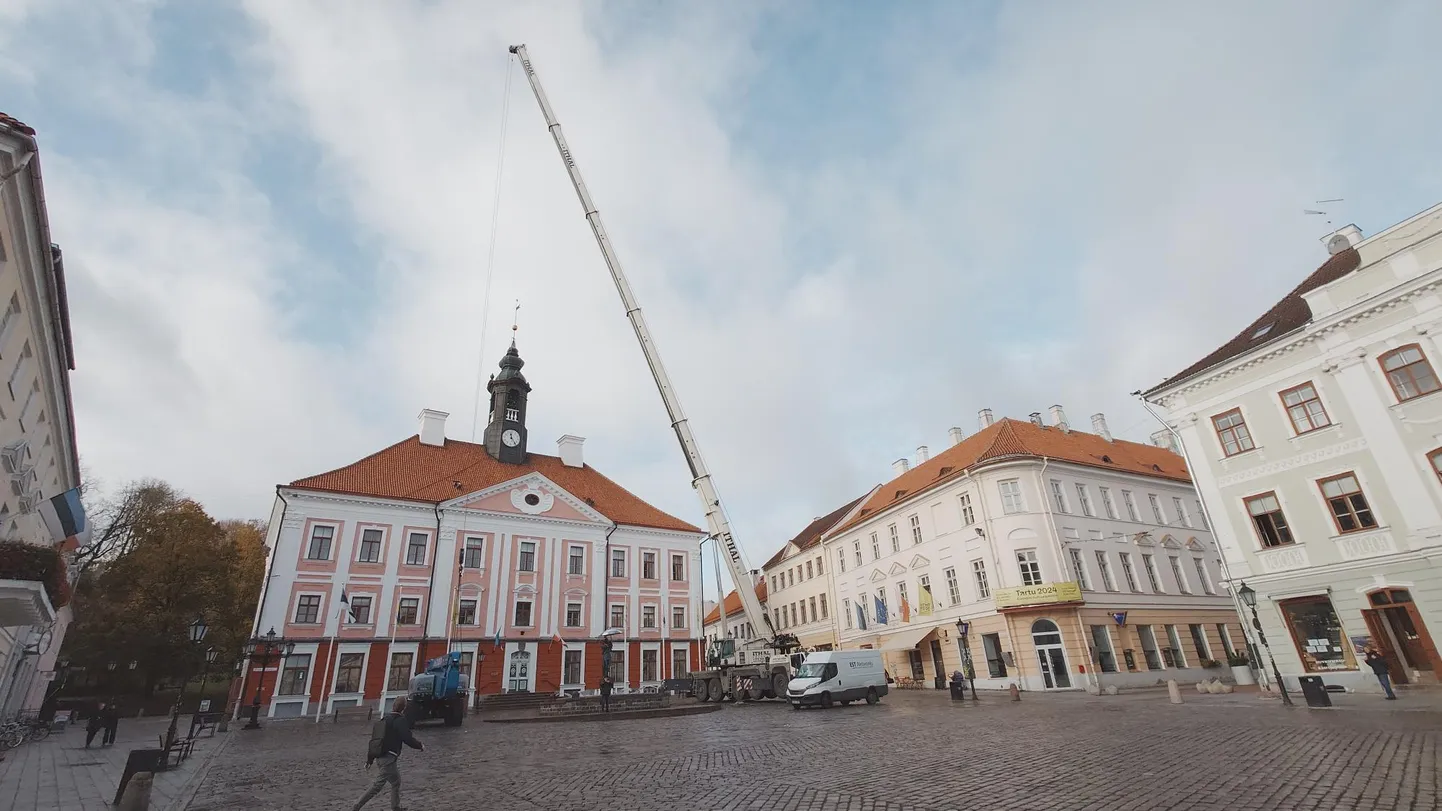 Teisipäeva ennelõunal seisis Tartu raekoja ees kraana, sest parandati raatuse katusel olevat jõuluvalgustust.