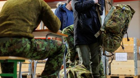 JÄRJEKORDNE JÄRVAKAS VILISTAB AJATEENISTUSELE ⟩ Olen Tais, lennud tühistati, õde sünnitas ja mul on koer