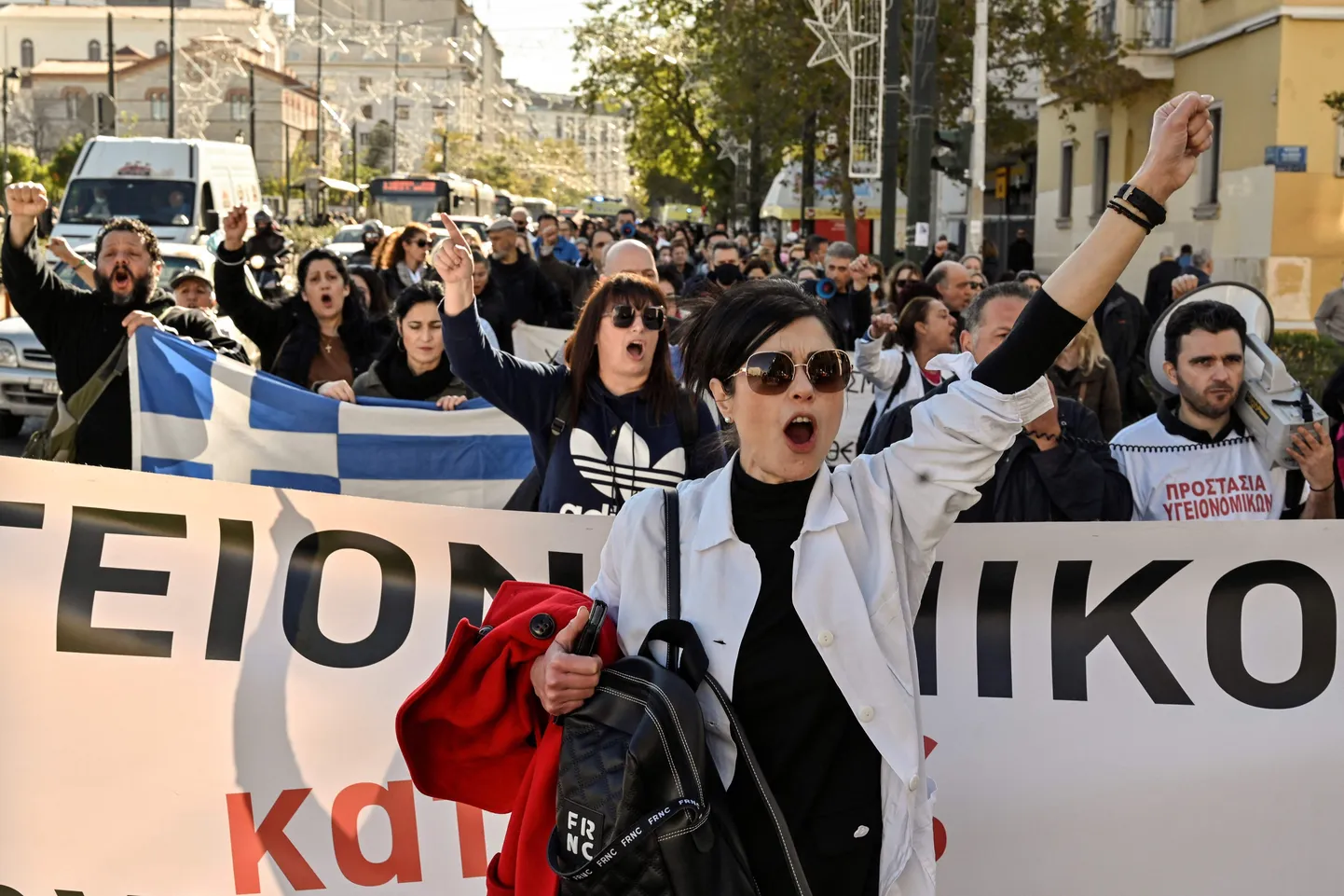 Kreeka tervishoiutöötajad detsembris vaktsineerimiskohustuse vastu meelt avaldamas.