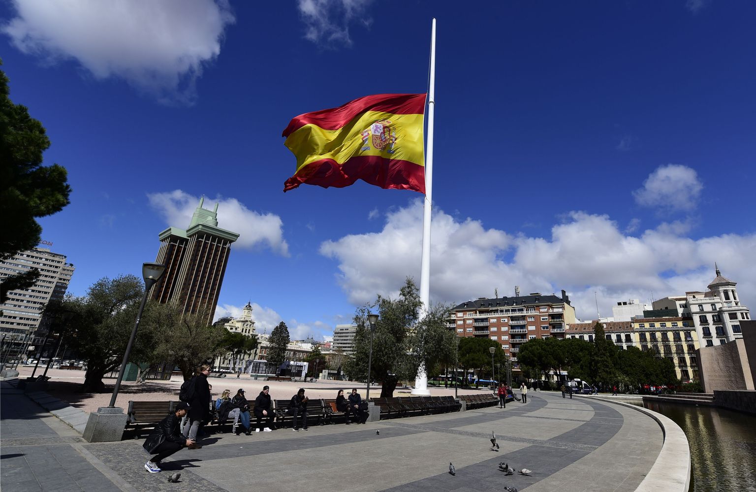 Hispaania lipp poolmastis. Pilt on illustratiivne