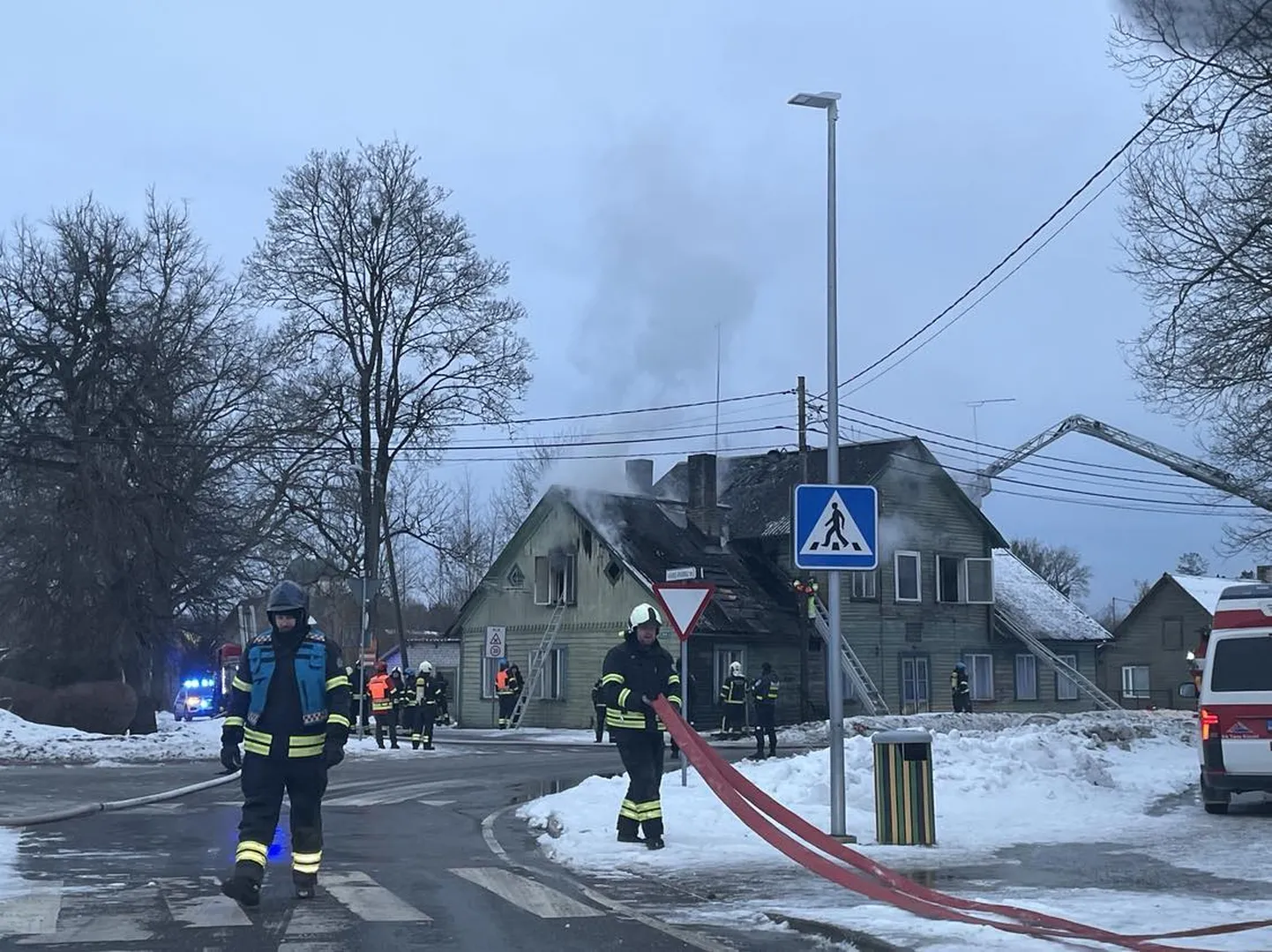 Türil Tallinna tänaval läks põlema elumaja. Tulekahjus hukkus inimene.