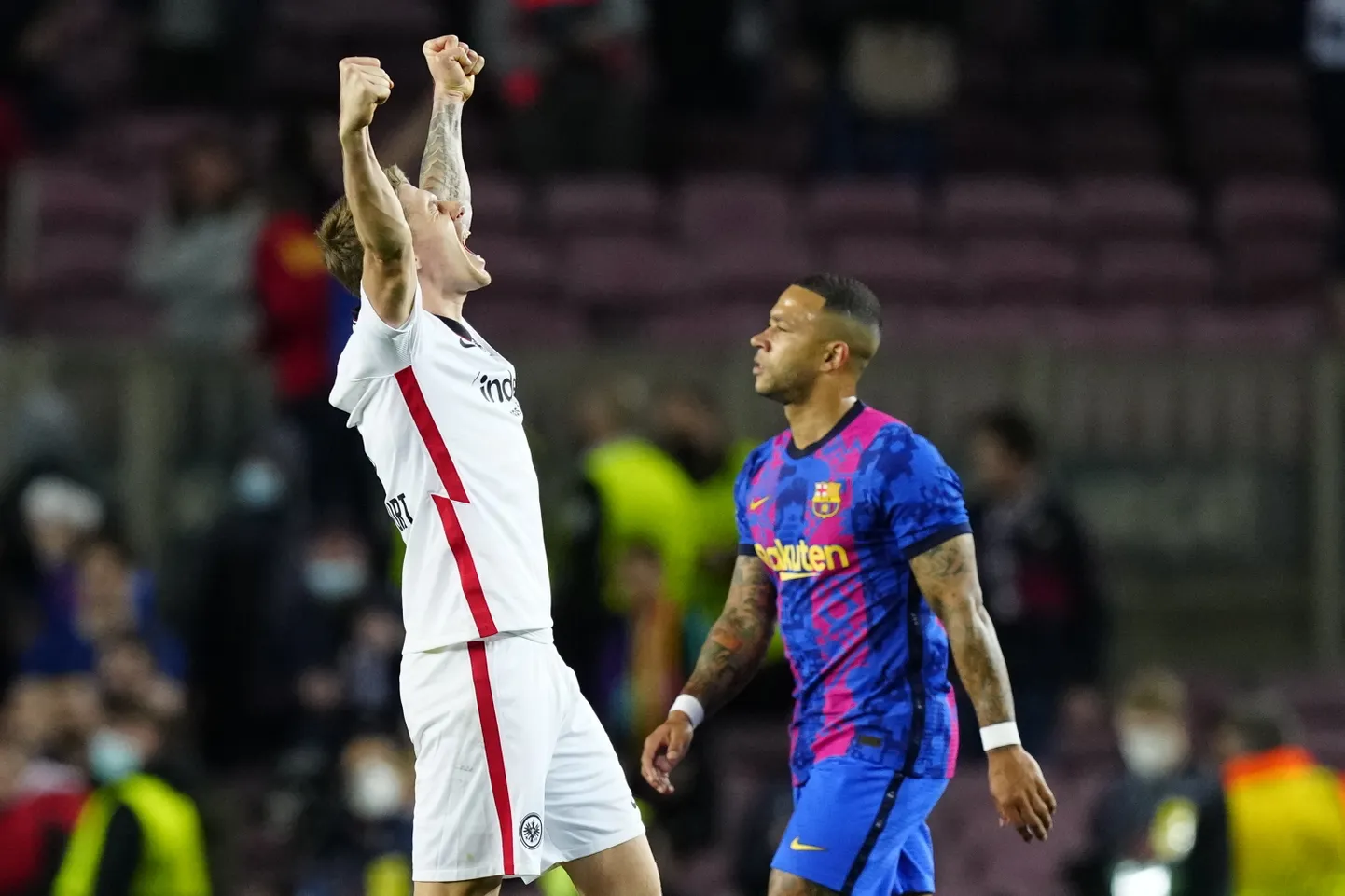 Frankfurdi poolkaitsja Kristijan Jakic laskmas pärast lõpuvilet emotsioonid valla. Taamal pettunud Barcelona mängumees.
