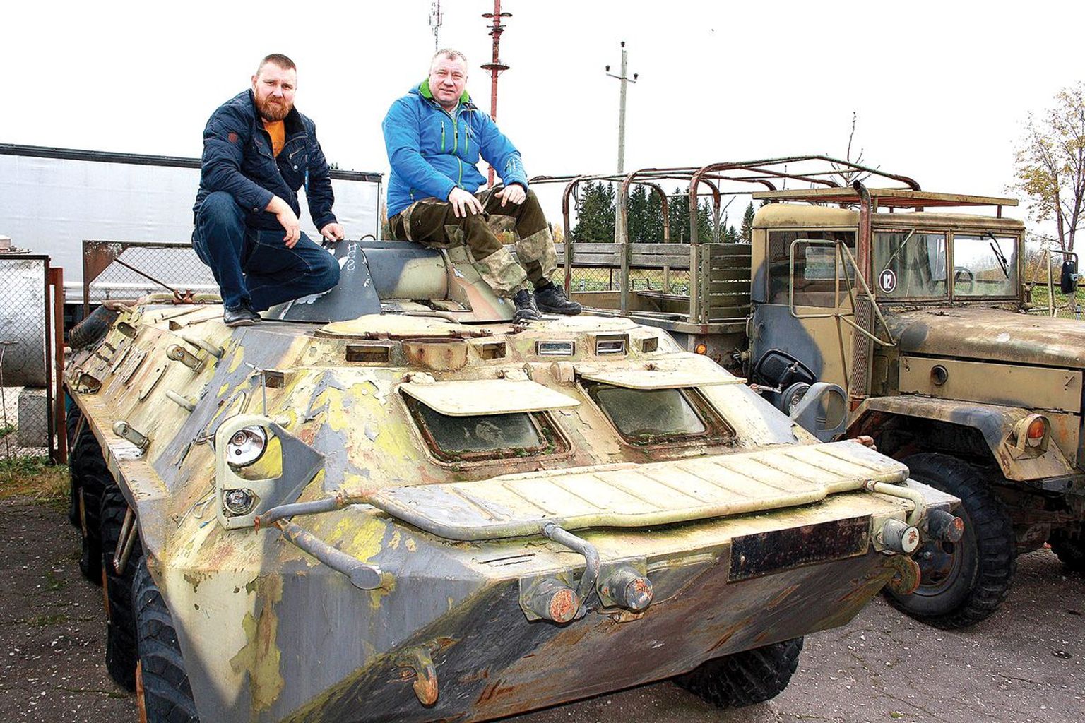 Sergei Jerjomin (vasakul) ja Eduard Onopa kulutavad suurema osa vabast ajast muuseumi hüvanguks. Nende istumise all oleva BTR-tüüpi soomukmasina said nad kaitseväelt pärast seda, kui masin oli oma aja ära elanud.