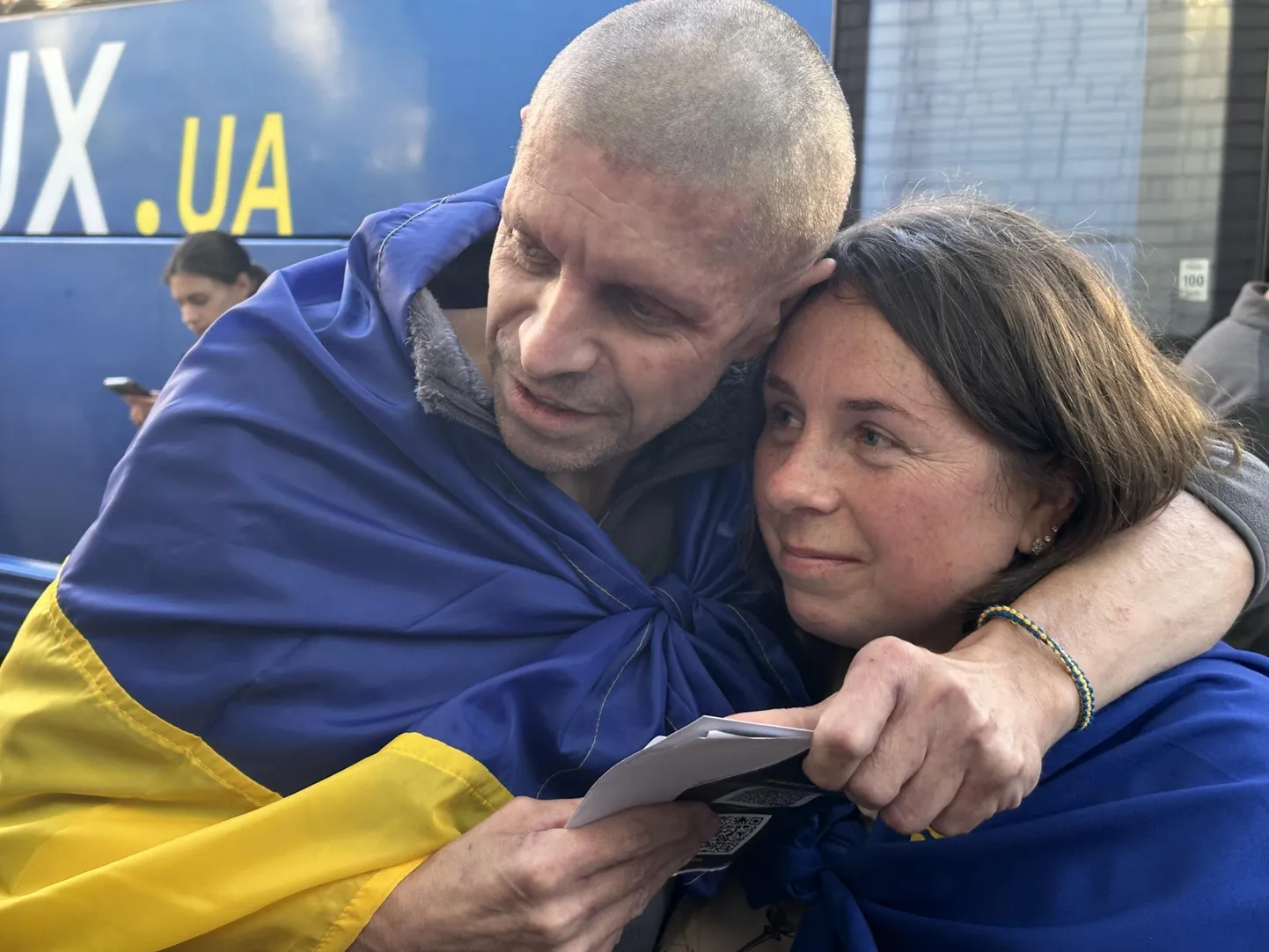 Üks väheseid õnnelikke paare, Olena koos oma vangist vabanenud mehega.