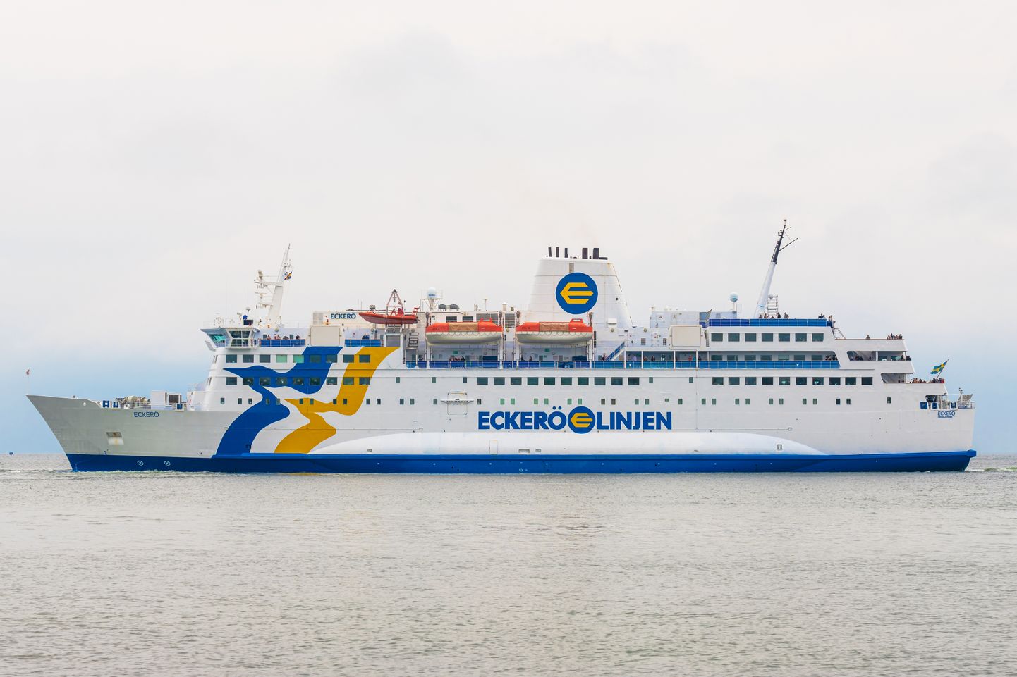 Soome laevafirma Eckerö Linjeni parvlaev Eckerö juunis 2022 Rootsis Grisslehamnist välja sõitmas