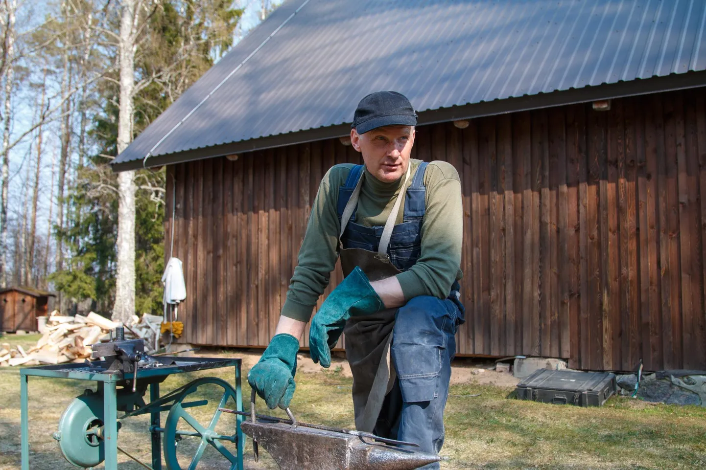 Seto sepp Raivo Jänesmägi näitas, kuidas sepatöö käib.
