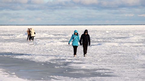 В Лиепае подросток провалился под лёд на море