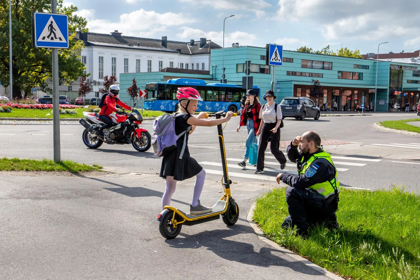 Elektritõukerattal sõites peab lapsel olema kiiver peas ja tal tuleb liiklejana teada nii oma õigusi kui kohustusi.