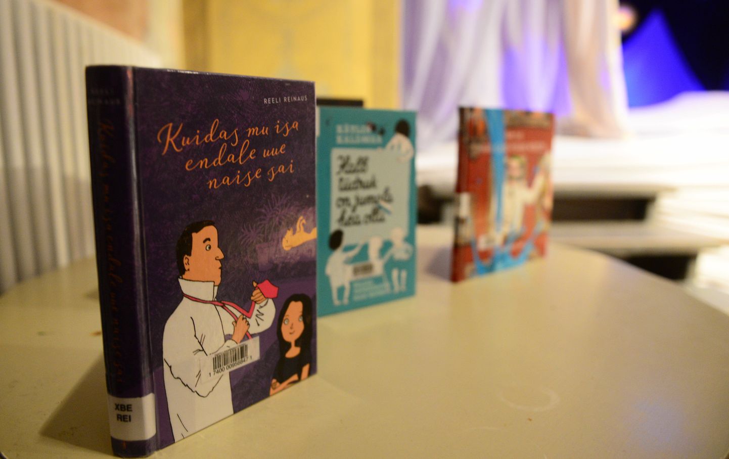 Tartu koolide neljanda klassi õpilased saavad endale kingituseks Reeli Reinausi raamatu «Kuidas mu isa endale uue naise sai».