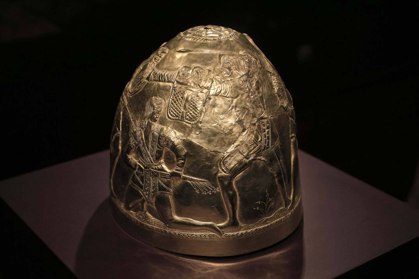Kullast kiiver, mis on osa Hollandis eksponeeritud Krimmi sküütide kulla näitusest.