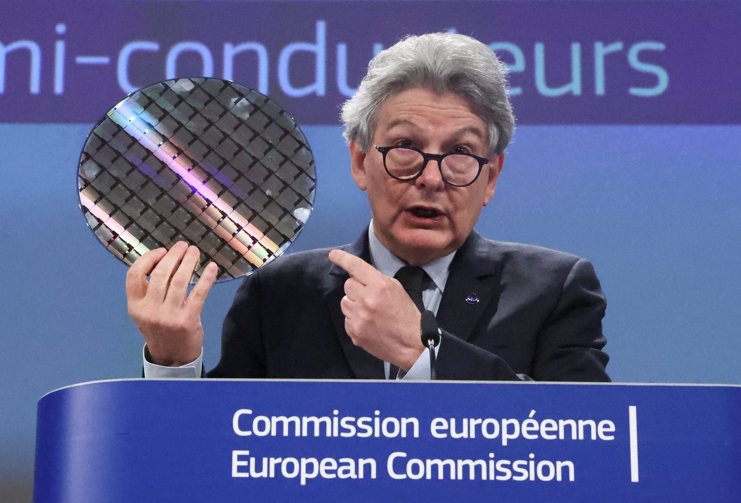 ELi siseturu volinik Thierry Breton tutvustamas ELi pooljuhtide algatust Brüsselis.