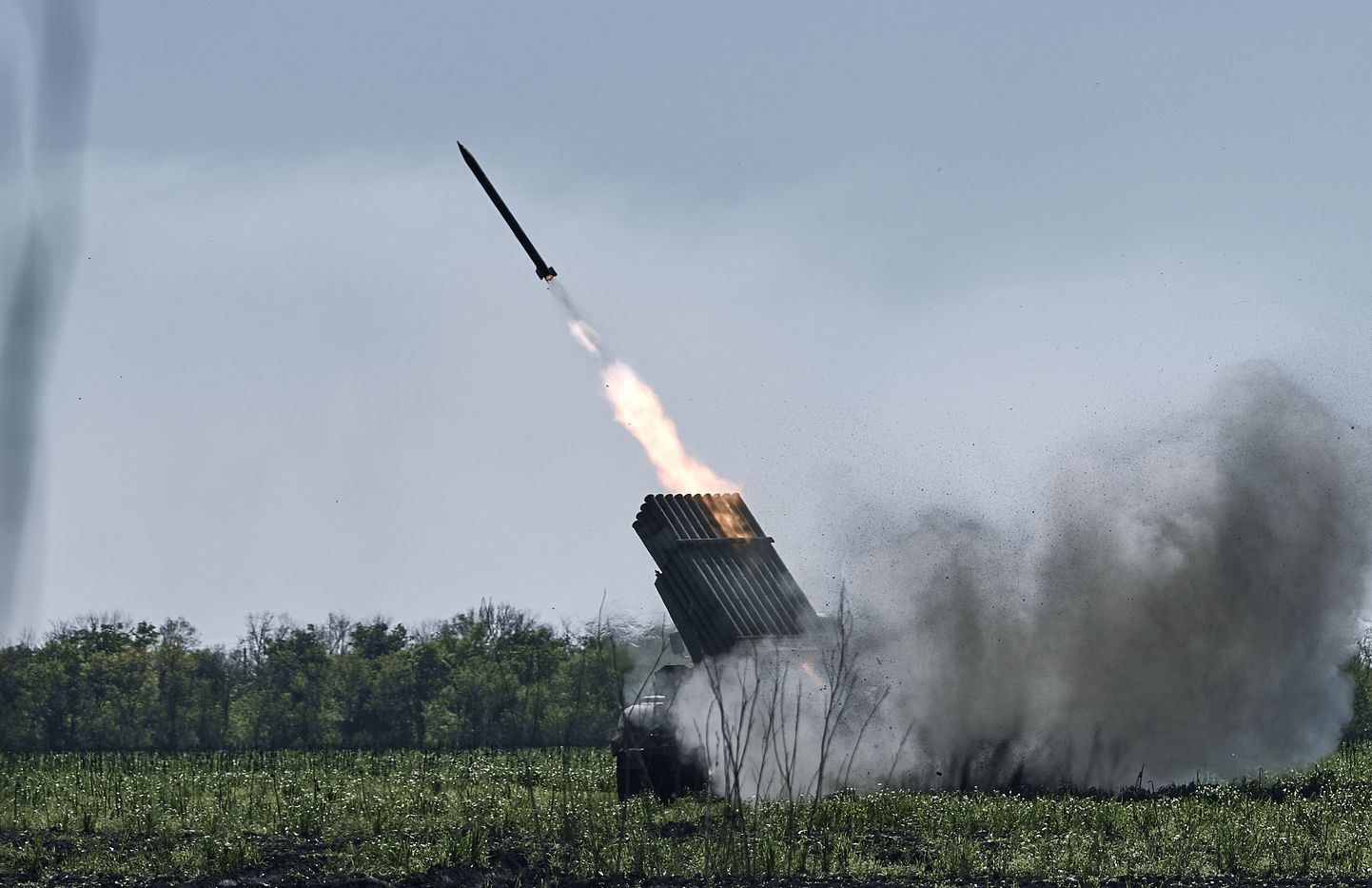 Ukraina sõjavägi annab tuld Vene postitsioonide pihta mitmikraketiheitjast Grad 3. mail 2023