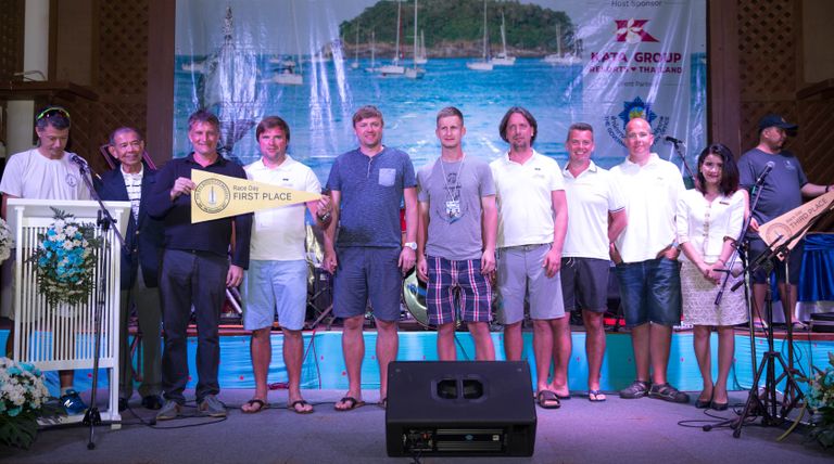 Eesti avamerepurjetajate tiim 2017 Phuket King's Cup esimese päeva autasustamisel sõiduvõidu auhinda kätte saamas