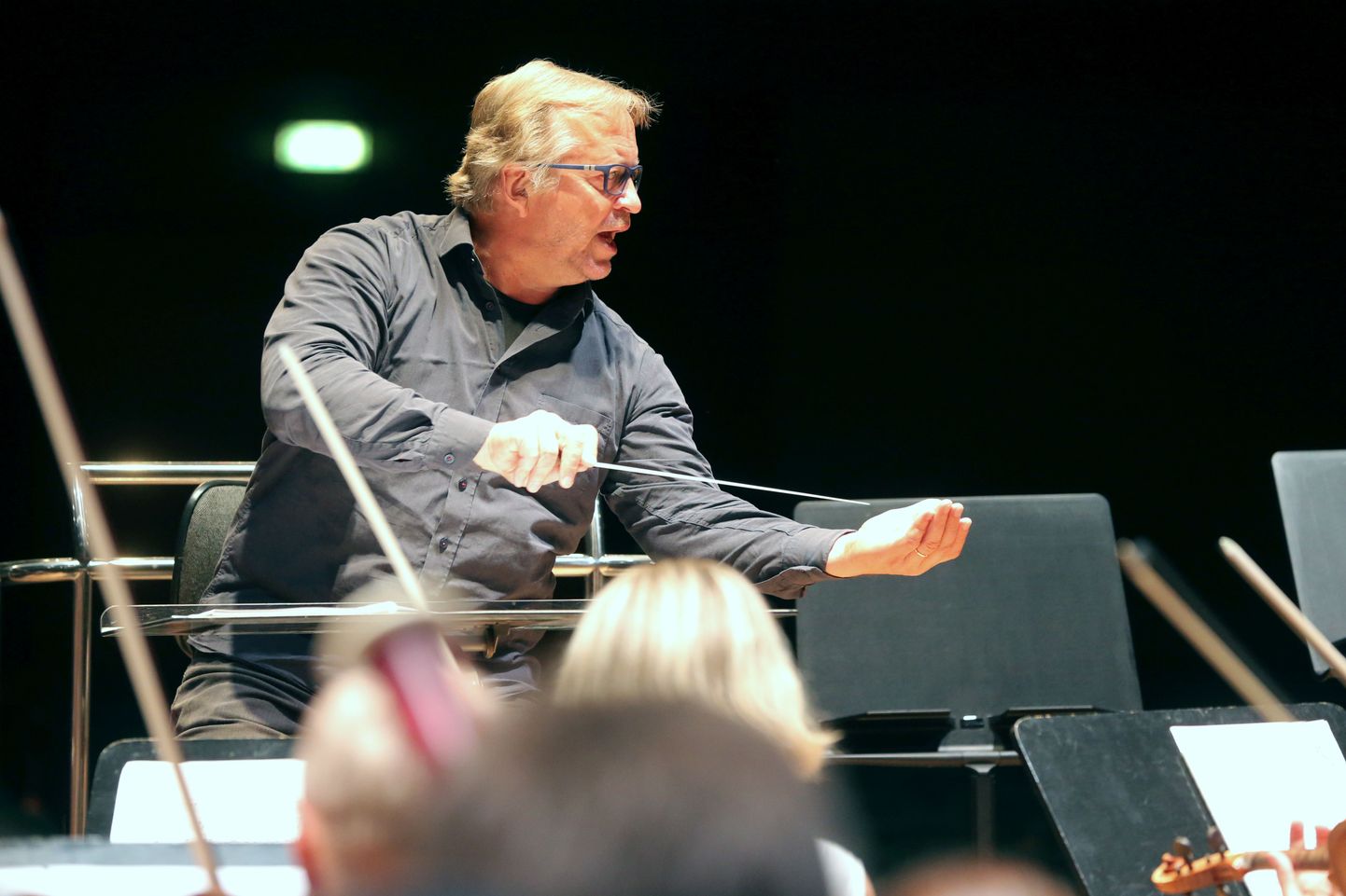 Paul Mägi juhatab proovis Vanemuise sümfooniaorkestrit.